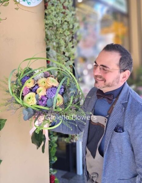 Bouquet di fiori assortiti primaverili con intrecci decorativi