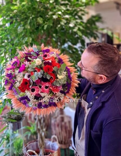 Bouquet artistico su struttura circolare 