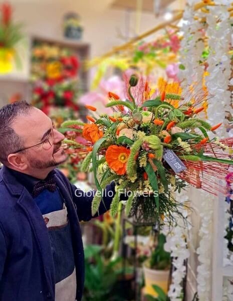 Bouquet con fiori assortiti di stagione e inserti naturali