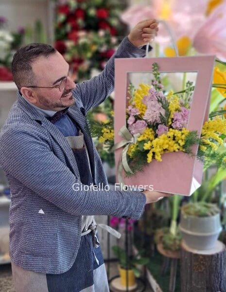 Borsetta con mimosa e fiori di stagione
