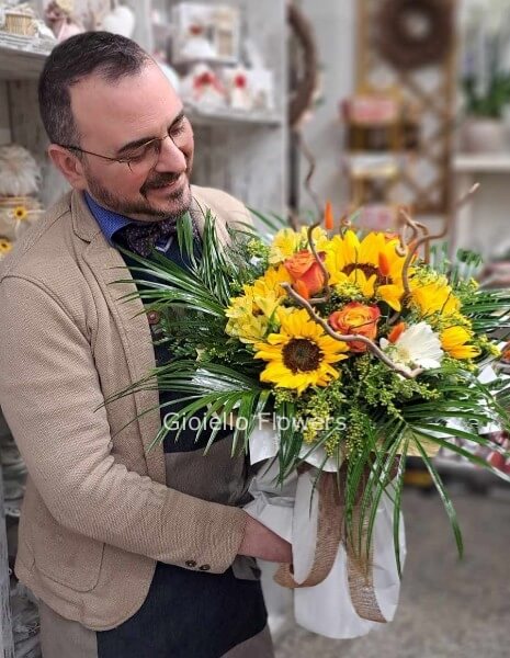 Bouquet di fiori assortiti con nocciolo contorto tonalità del giallo/arancio
