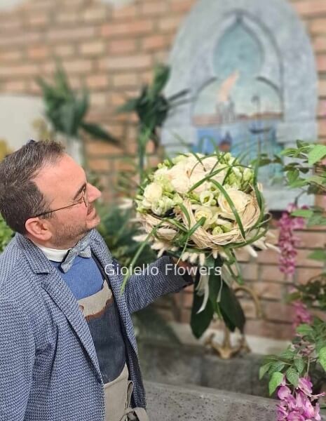 Bouquet artistico con intrecci decorativi con varietà di fiori e colori assortiti