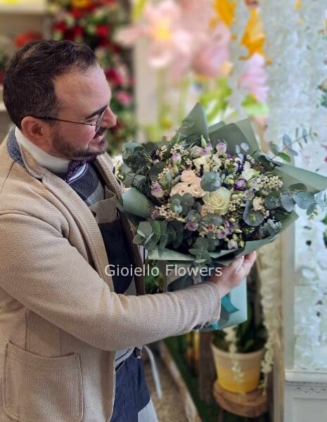 Bouquet di fiori di stagione sulle tonalità dell'ottanio