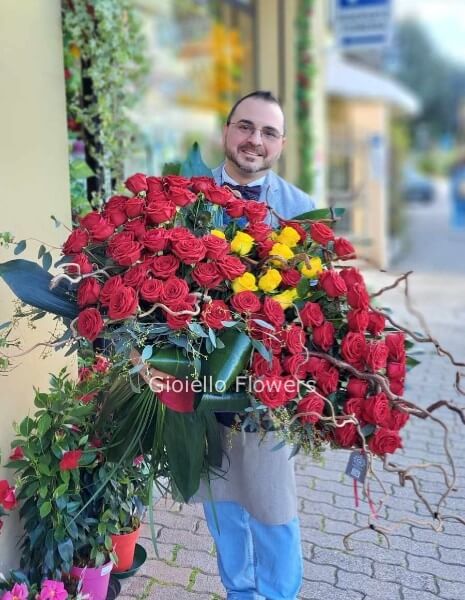 Bouquet di rose rosse minimo garantito 100 di cui 12 gialle, con struttura