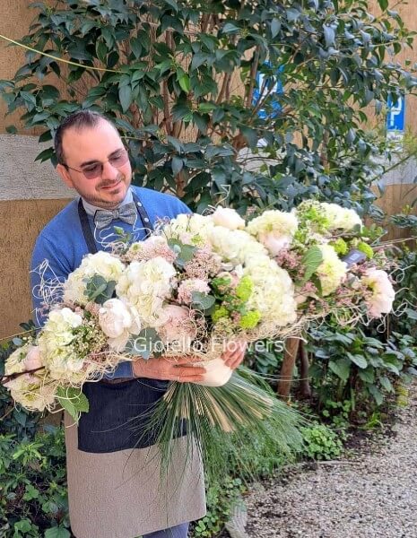Bouquet su struttura con peonie e ortensie