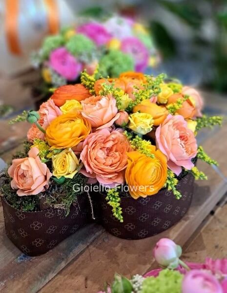 Colomba media Pasquale con fiori assortiti dalle tonalità del giallo/arancio