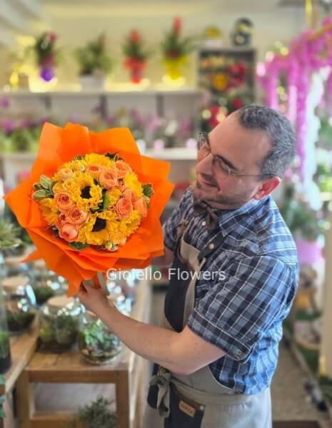 Bouquet compatto di fiori di stagione colori vivaci