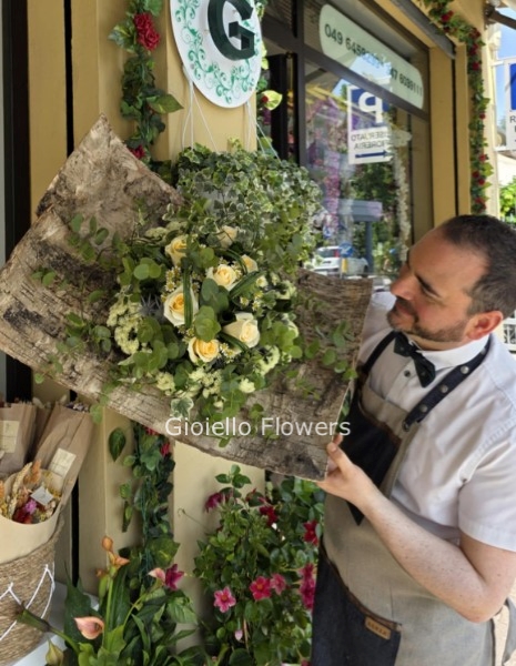 Bouquet artistico tonalità del crema e verde su betulla