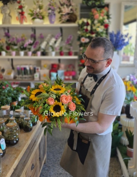 Centrotavola tondo con girasoli e rose
