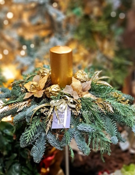 composizione con pino e candela oro