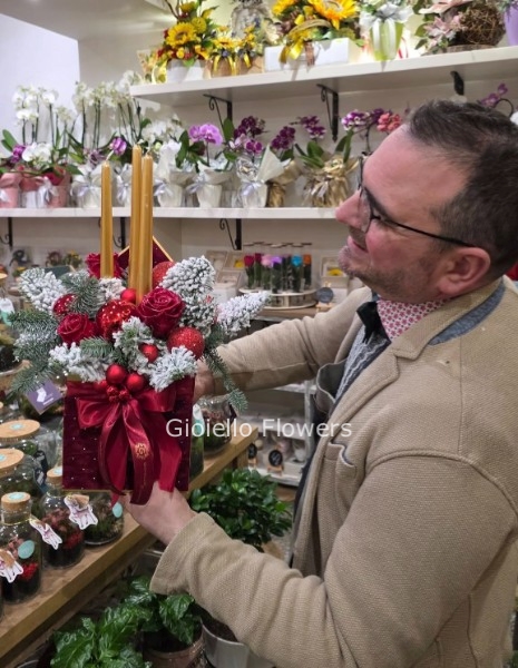cappelliera con sfere e candela tonalità del rosso
