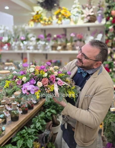 Centrotavola con pino e rose assortite