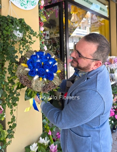 Bouquet Nido d’Amore – 12 Rose Blu e Intrecci Naturali