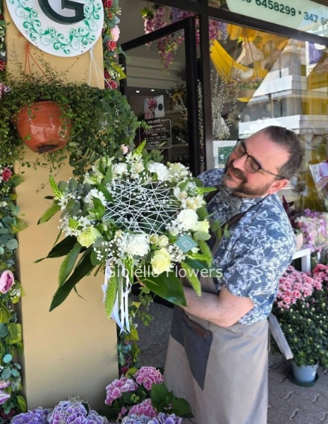 Bouquet Artistico con struttura Toni del bianco